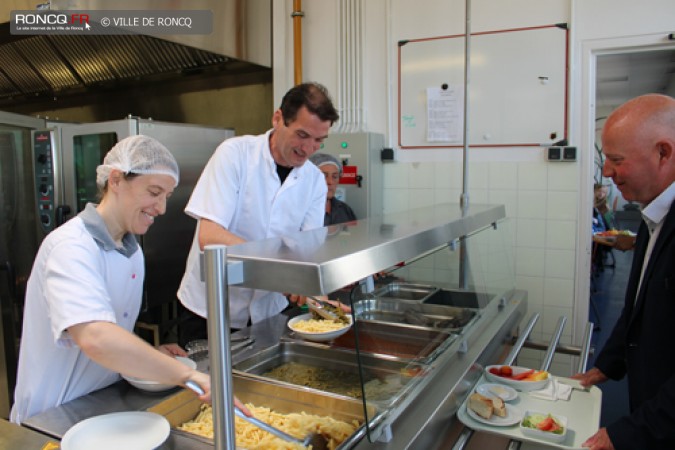 LES CM2 DECOUVRENT LA CANTINE DU COLLEGE