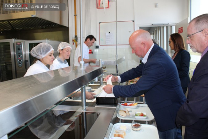 LES CM2 DECOUVRENT LA CANTINE DU COLLEGE